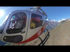 尼泊尔直升机飞行在昆布谷的珠穆朗玛峰大本营小径上 360 度