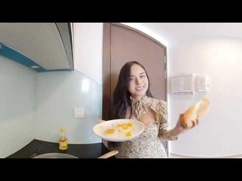 VR360厨房里的可爱女孩如何做煎蛋宠物和Bae图